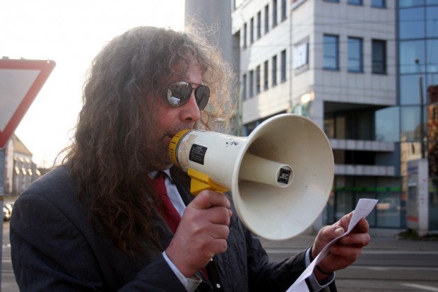 Thomas (Kuno) Kumbernuß verleiht dem schmerzlichen Verlust Worte. Foto: Alexander Böhm