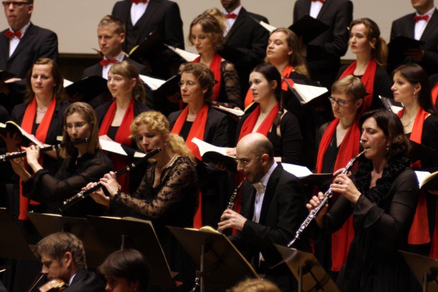 Der Dresdner Kammerchor mit dem Gewandhausorchester. Foto: Alexander Böhm