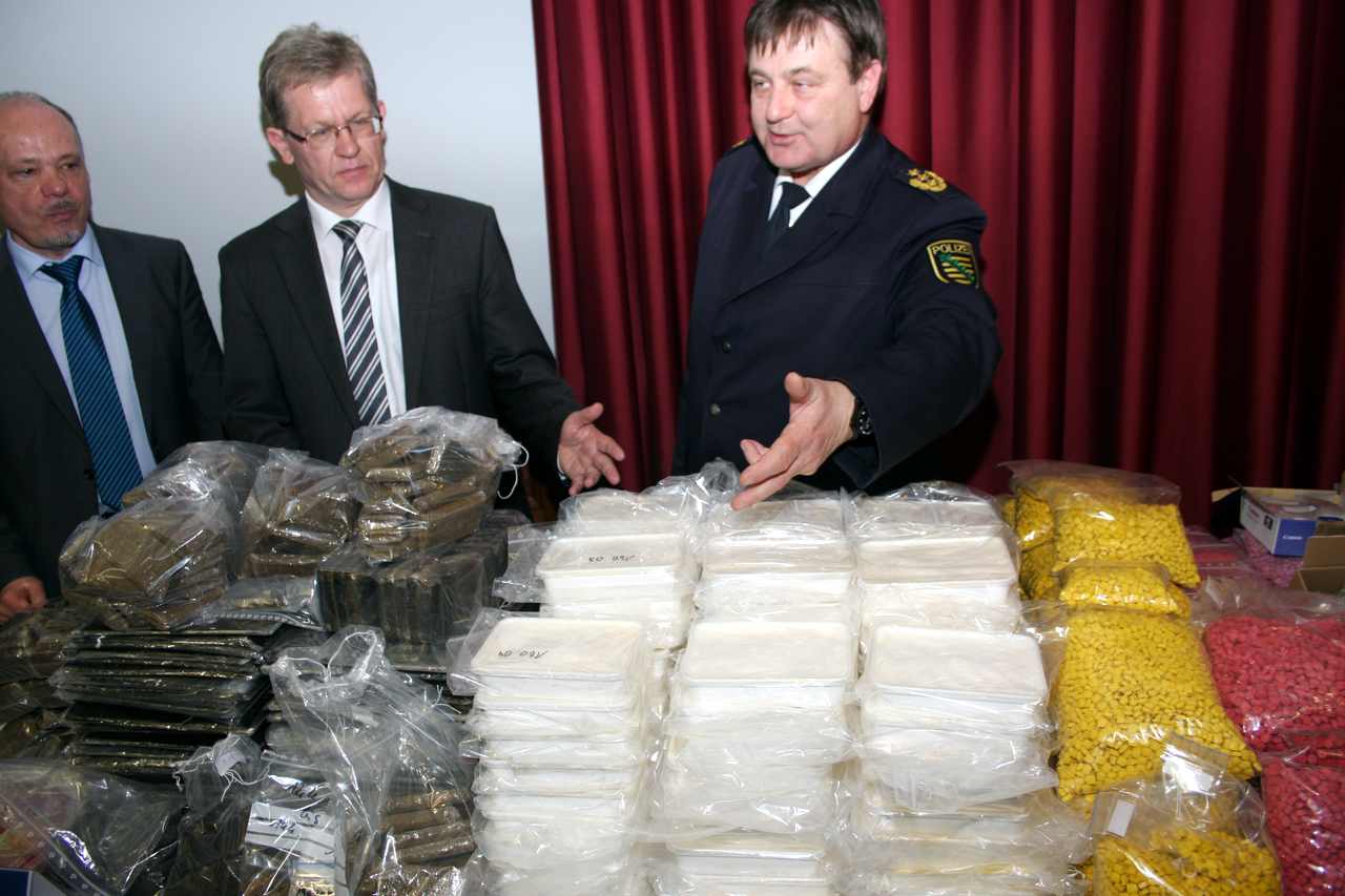 Polizeipräsident Bernd Merbitz und Staatsanwaltschaftssprecher Ricardo Schulz präsentieren Drogenfund. Foto: Alexander Böhm