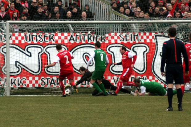 Chemie Keeper verhindert Tor