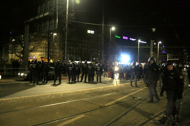 Wie gewohnt begleiten die Gegendemonstranten die Legida-Teilnehmer lautstark bis zum Hauptbahnhof. Foto: L-IZ.de
