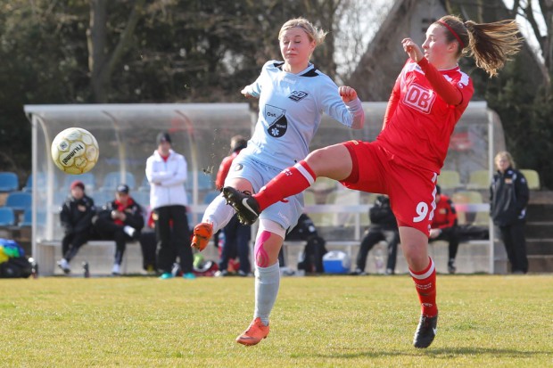 Michelle Förster (li.) im zweikampf mit der Unionerin Katja Orschmann. Foto: Jan Kaefer