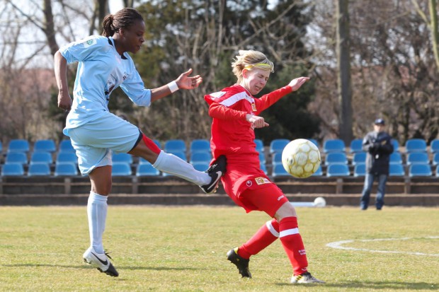 Safi Nyembo (li.) - hier gegen Sarah Rode - brachte den FFV mit ihren beiden Toren auf die Siegerstraße. Foto: Jan Kaefer