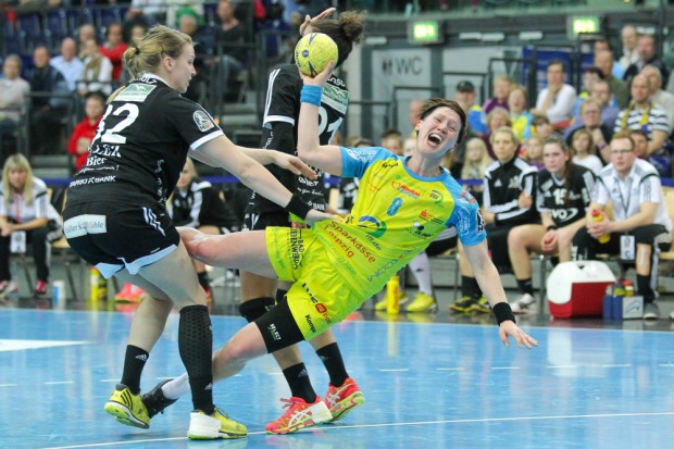 Anne Müller (HCL) wird beim Wurf von Kathrin Schulz (Celle) am Trikot gezupft. Foto: Jan Kaefer