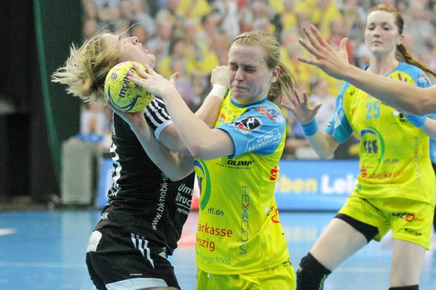 Michelle Urbicht (HCL) setzt sich am Kreis gegen Nadine Smit (Celle) durch. Foto: Jan Kaefer