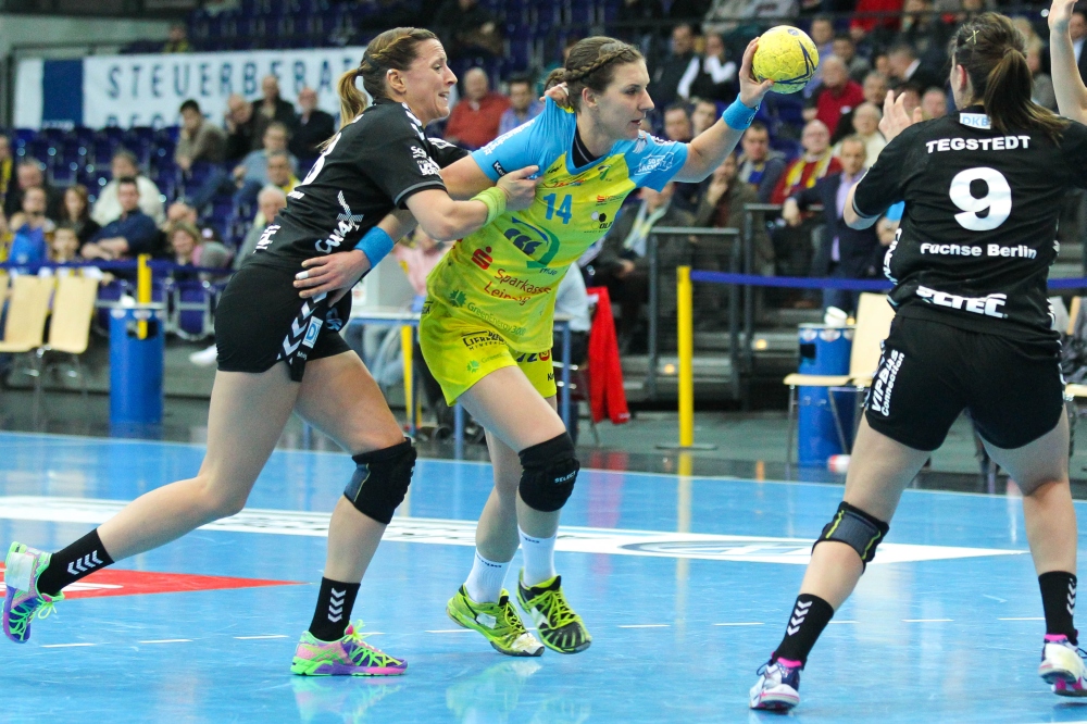 Karolina Kudlacz (Szene aus dem Hinspiel gegen die Spreefüxxe) und ihre HCL-Kolleginnen haben in den letzten Wochen merklich Kräfte gelassen. Foto: Jan Kaefer