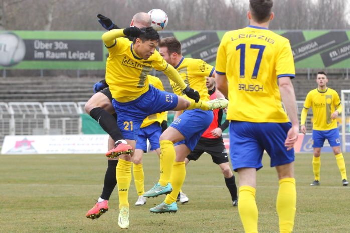 04 - Norikazu Murakami beim Kopfball-Duell. Foto: Jan Kaefer