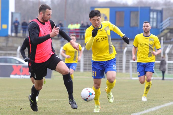 05 - Norikazu Murakami im Zweikampf mit dem Neugersdorfer Jan Penc. Foto: Jan Kaefer