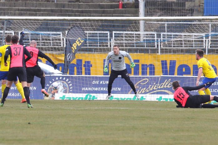 06 - Lok-Torhüter Julien Latendresse-Levesque kam in der 1. Halbzeit selten in Bedrängnis. Foto: Jan Kaefer