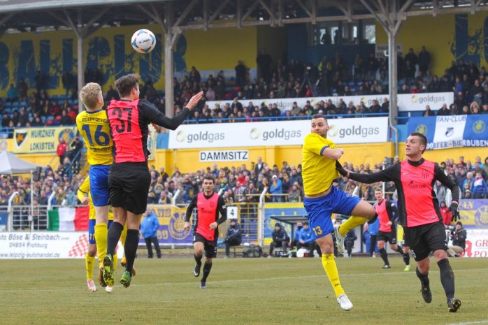 07 - Luftduell zwischen Ramon Hofmann und Robin Huth. Foto: Jan Kaefer