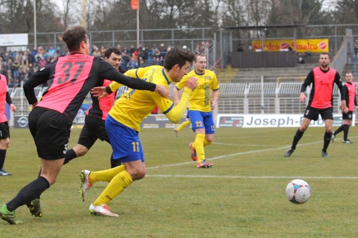 10 - Robin Huth (li.) zupft an der Schulter von Gianluca Marzullo. Foto: Jan Kaefer