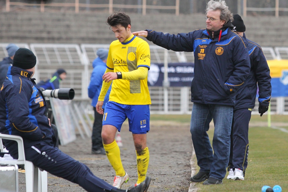 11 - Lok-Trainer Heiko Scholz bedankt sich beim ausgewechselten Gianluca Marzullo. Foto: Jan Kaefer