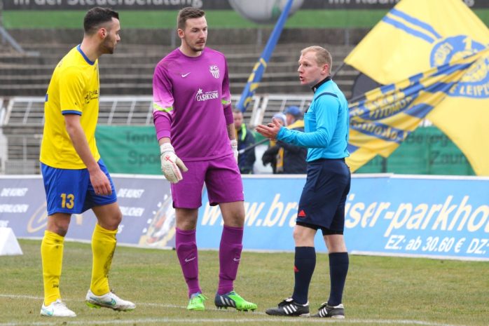 12 - Klärungsbedarf zwischen Djamal Ziane, Torhüter Franco Flückiger und Schiedsrichter Stephan Reuter. Foto: Jan Kaefer
