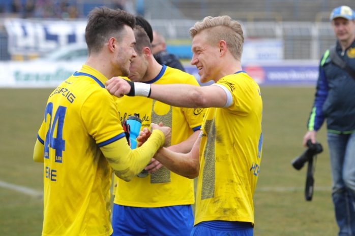 15 - Gino Böhne (li.) freut sich mit Ramon Hofmann über den Sieg. Foto: Jan Kaefer