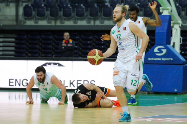 Während Marian Schick (li.) und Florian Wendeler noch am Boden liegen, treibt Falko Theilig den Ball schon wieder nach vorn. Foto: Jan Kaefer