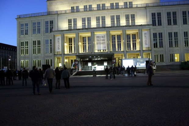 30 Teilnehmer bei Legida vor der Oper vor Beginn der Veranstaltung gegen 18:30 Uhr. Foto: L-IZ.de