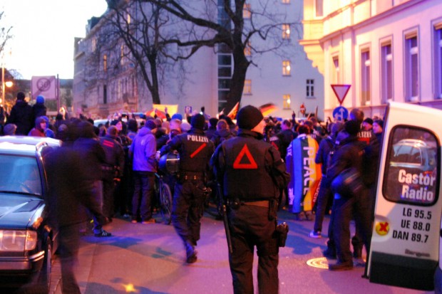 Kurz zuvor hatten Z. und seine Kollegen noch auf die Gegendemonstranten aufgepasst und sich in die Anti-Legida-Proteste an der Dörrienstraße zur Überraschung vieler Anwesender eingereiht. Foto: L-IZ.de
