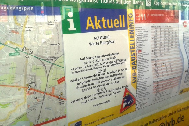 Die LVB informieren an den Haltestellen über den Scheinenersatzverkehr entlang der Strecke der TRAM 10 und 11. Foto: Patrick Kulow