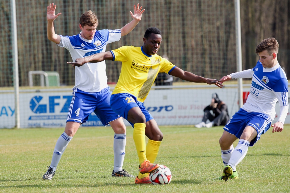 Carlos Brinsa (mi.) feierte sein Startelf-Debüt, durfte aber nur eine Halbzeit ran. Foto: Bernd Scharfe