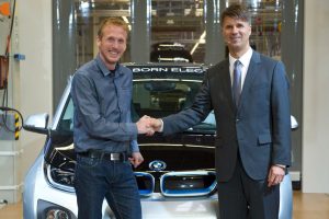 Harald Krüger (rechts), Produktionsvorstand der BMW AG, übergibt den ersten im BMW Werk Leipzig vom Band gelaufenen BMW i3 an BMW Laufsportbotschafter Jan Fitschen. (Aufnahme aus dem Jahr 2013, Quelle: BMW).