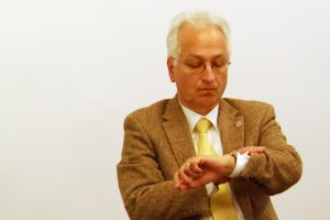 Pfarrer im Ruhestand und dennoch rührig - Christian Wolff: Mal schauen was die Uhr geschlagen hat. Foto: L-IZ.de