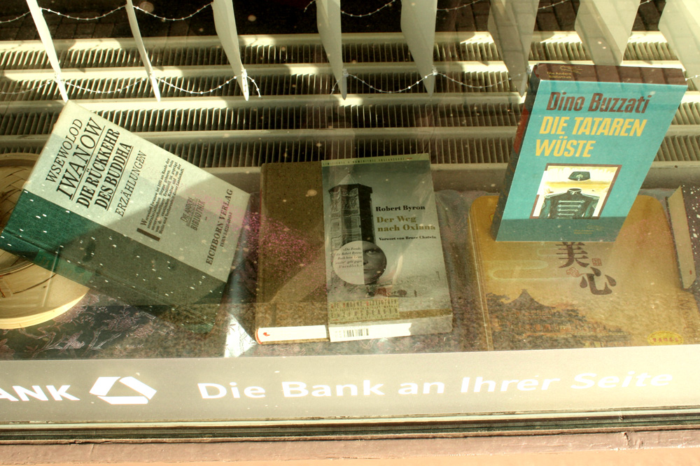 Wofür sollte man sein Geld sonst ausgeben? - Titel der Anderen Bibliothek in den Fenstern der Commerzbank am Thomaskirchhof. Foto: Ralf Julke