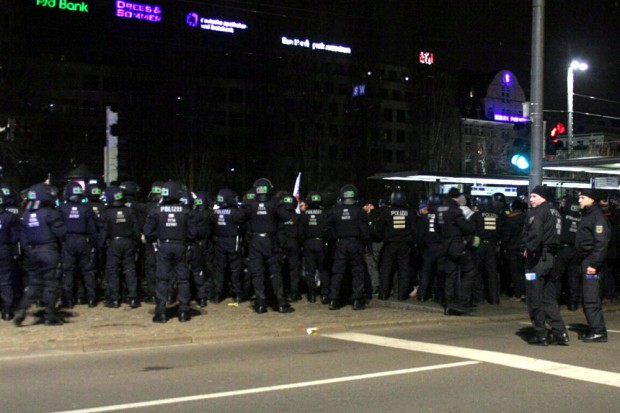 Die Polizei drängt die Gegendemonstranten am Hauptbahnhof Leipzig zurück. Foto: L-IZ.de
