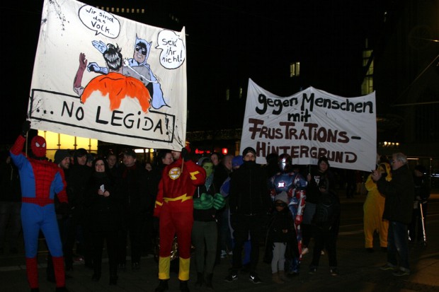 Die Superhelden sind wieder da Flash Gordon, Batman und Spiderman gegen Legida. Foto: L-IZ.de