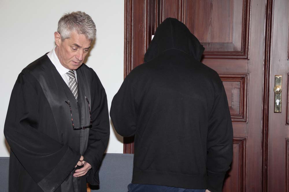 Djamal A. (re.) mit Verteidiger Stephan Bonell. Foto: Martin Schöler