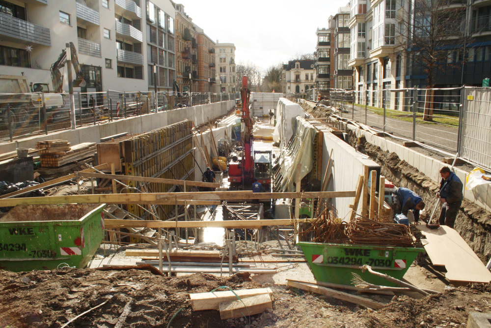 Blick in die aktuelle Baustelle des Elstermühlgrabens von der Elsterstraße aus. Foto: Ralf Julke