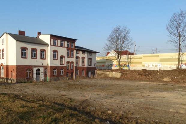 Hier wird schon bald gebaut: Das alte Bahnhofsgebäude und die dahinter liegende Freifläche für das neue Sportbad. Foto: Patrick Kulow