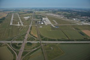 Die Start- und Landebahn Süd (rechts im Bild) hat An- und Abflugschneisen, die über deutlich dichter besiedeltes Gebiet führen. Foto: Flughafen Leipzig / Halle, Uwe Schoßig