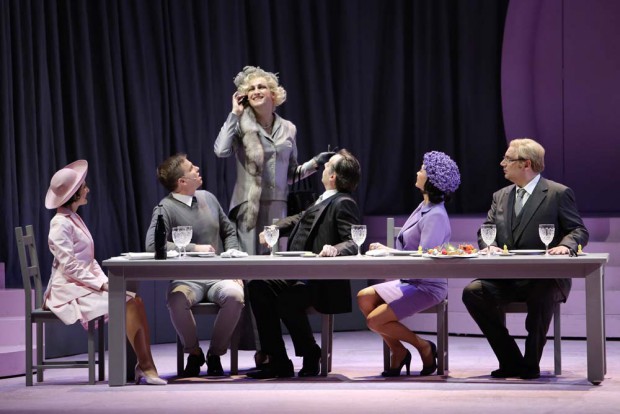 Heiteres Dinner. Foto: Ida Zenna