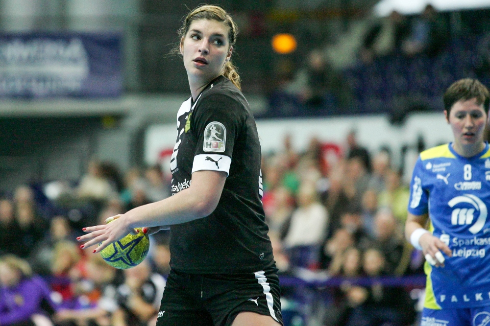 Während Franziska Mietzner (Archivbild Saison 2012/ 2013) ab Sommer für den HCL aufläuft, verlässt Anne Müller (re.) den Verein Richtung Dortmund. Foto: Jan Kaefer