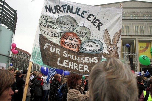 "Sagen Sie das doch mal den Politikern" - Wenn an Bildung gespart wird, ist die humanistische Bildung manchmal fern. Lehrer streiken gegen die Ökonomisierung ihres Berufsstandes in Leipzig. Foto: Gerd Eiltzer