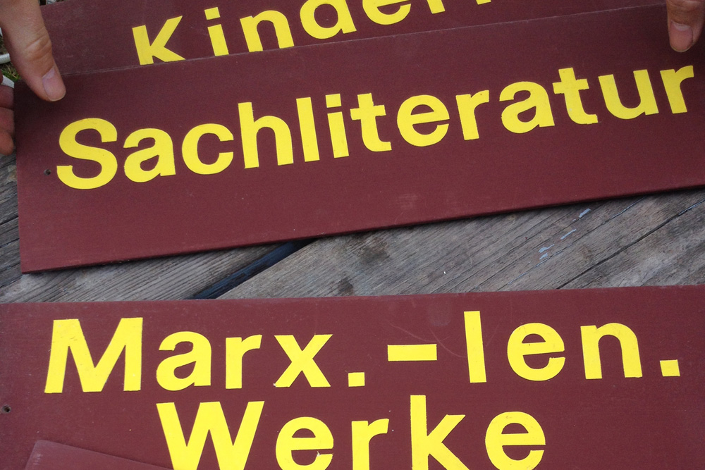 Auch die alten Regalschilder haben die beiden Bücherretter aufbewahrt. Foto: Thomas Schmidt-Lux