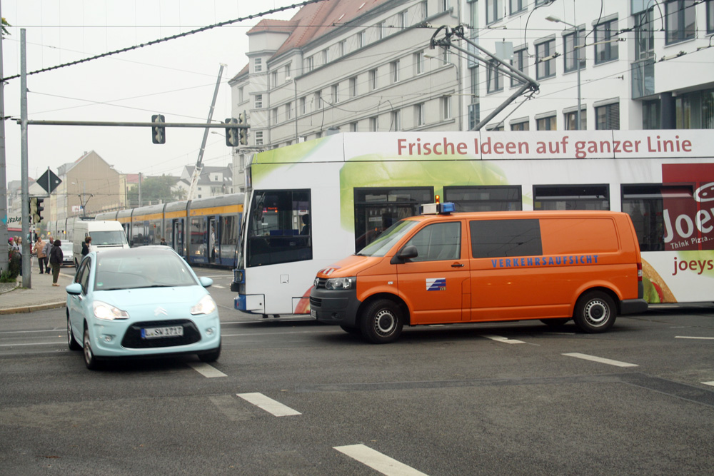 Georg-Schumann-Straße in Gohlis - hier mit einem kleinen Straßenbahnstau. Foto: Ralf Julke