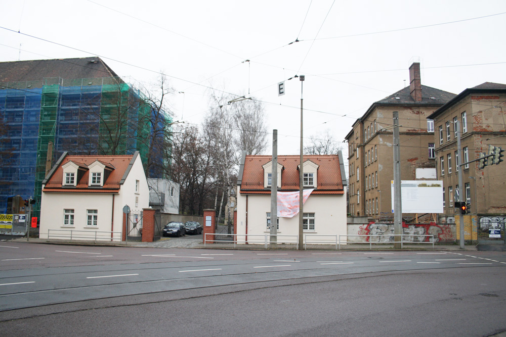 Die beiden zu verbindenden Schulteile und der Eingang zum Friedhof Schönefeld dazwischen. Foto: Ralf Julke