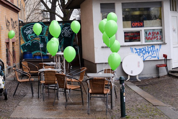 Grüne Ballons vor dem "Curry Süd". Foto: Maike Klose