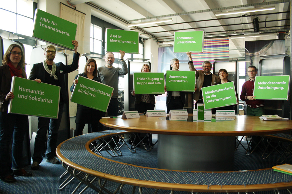 Ostdeutsche Grüne am 16. März beim Treffen in Leipzig: Wichtigste Forderungen zur Asylpolitik auf Kartons gemalt. Foto: Ralf Julke