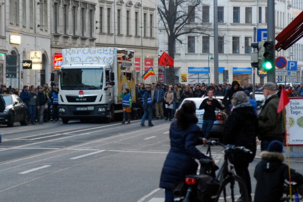 Die GSO rollt heran. Rund 600 sind gekommen, um gegen Legida gewohnt lautstark zu demonstrieren. Foto: L-IZ.de