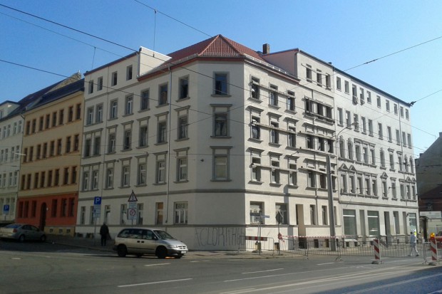 Drohender Hauseinsturz in der Georg-Schumann-Straße/ Ecke Elli-Voigt-Straße. Foto: Patrick Kulow