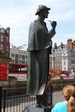 Das Sherlock-Holmes-Denkmal in der Nähe der Londoner Baker Street - mit Deerstalker auf dem Kopf, Mantel und Pfeife. Foto: Patrick Kulow