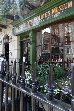 Das Sherlock-Holmes Museum in der Baker Street in London. Am linken Bildrand Hausnummer 221 B, der Eingang zum Museum. Die grüne Tür rechts daneben führt Fans dahin, wo das Herz höher schlägt und der Geldbeutel leichter wird: der Sherlock-Holmes-Shop. Foto: Patrick Kulow