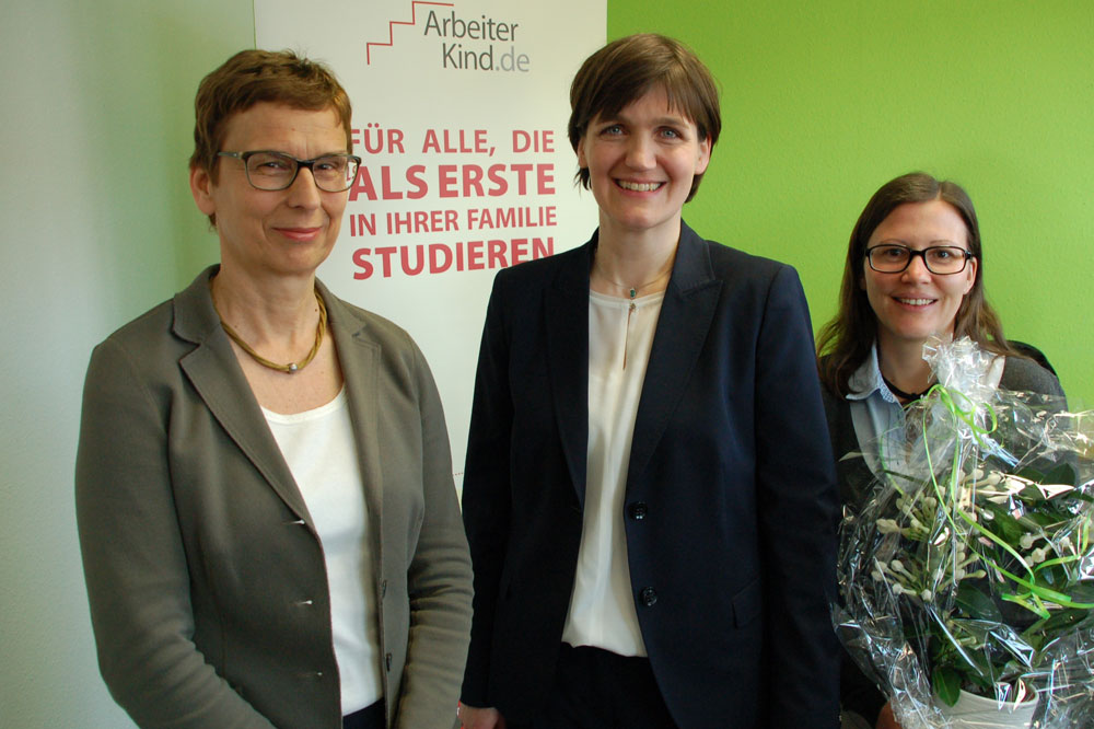 Initiative Arbeiterkind.de: Von hier aus koordiniert Büroleiterin Daniela Keil (rechts) die Ostdeutschland-Aktivitäten "für alle, die als Erste in ihrer Familie studieren". Gemeinsam auf den Weg gebracht wurde das Vorhaben von Arbeiterkind.de-Geschäftsführerin Katja Urbatsch (Mitte) und HTWK-Rektorin Gesine Grande (links). Foto: HTWK Leipzig