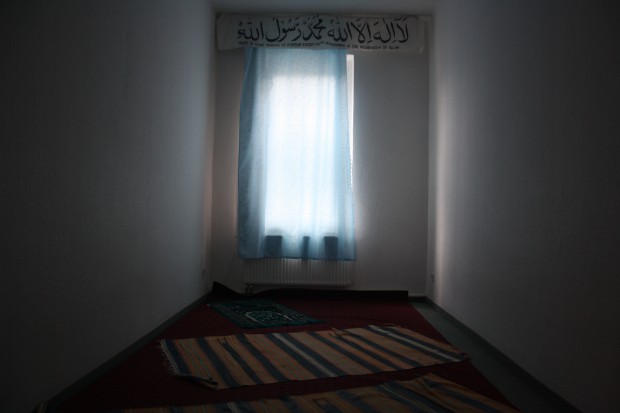 Der Gebetsraum ist schmal, klein und schmucklos. Foto: Ernst-Ulrich Kneitschel
