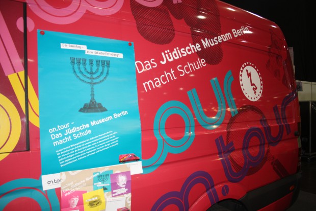 Das jüdische Museum Berlin kommt in die Schulen und auf die Buchmesse. Foto: Ernst-Ulrich Kneitschel
