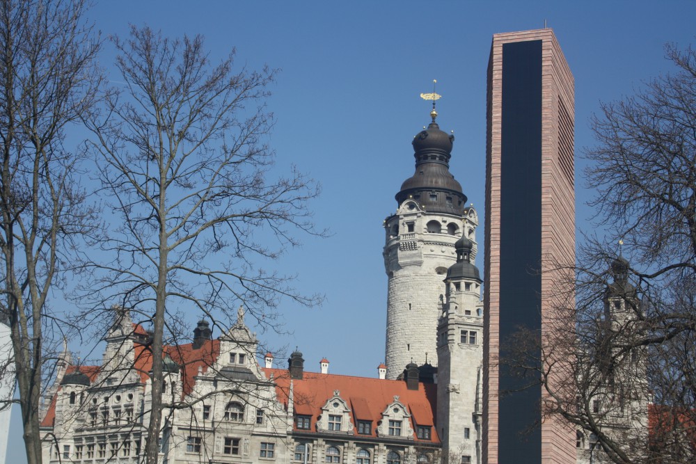 Turm der neuen Propstei vor dem Neuen Rathaus Foto: Ernst-Ulrich Kneitschel