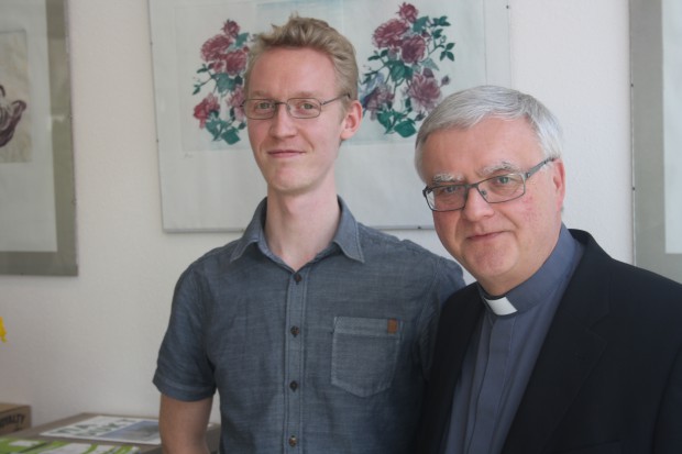Bischof Heiner Koch (rechts) mit dem Vorsitzenden des Bürgervereins Gohlis Peter Niemann. Foto: Ernst-Ulrich Kneitschel