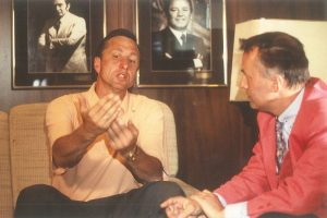 Gottfried Weise (re.) im Gespräch mit der niederländischen Fußball-Legende Johan Cruyff. Foto: Privatarchiv Gottfried Weise